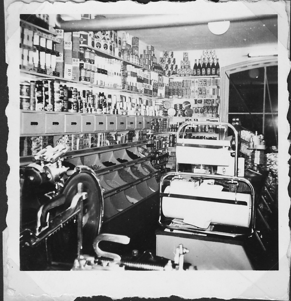 Interieur-Kruidenierswinkel-Van-Appeldoorn-vanaf-1946-